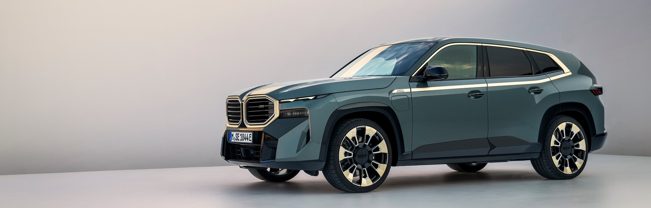 Exclusif, expressif, électrifié : le nouveau SUV Hybride Rechargeable premium BMW XM combine une présence impressionnante avec les hautes performances d'une BMW M et une technologie Hybride Rechargeable puissante de dernière génération.